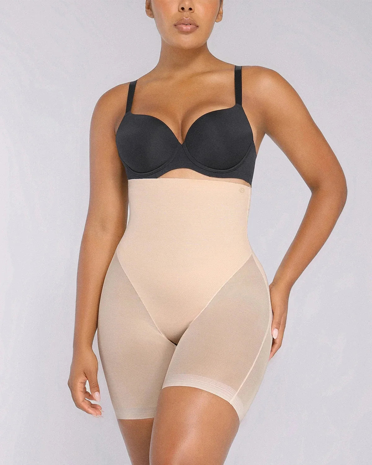 Pantaloncini modellanti a vita alta in rete a metà coscia
