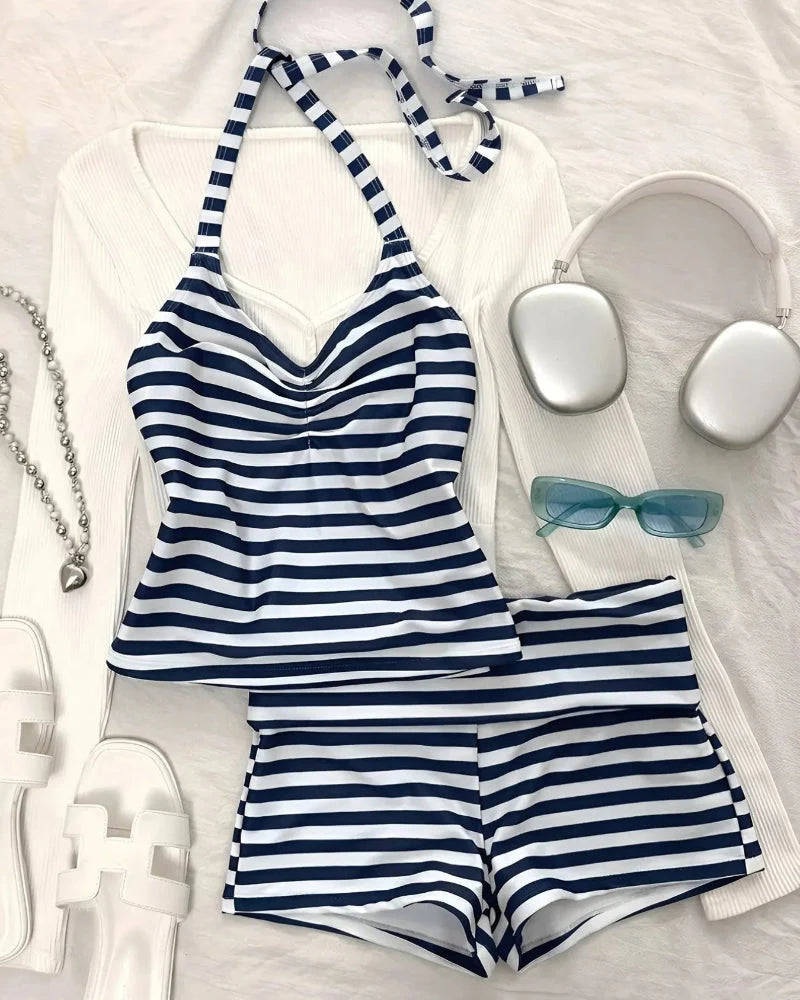 Tankini sportivo a righe con top all'americana e pantaloncino