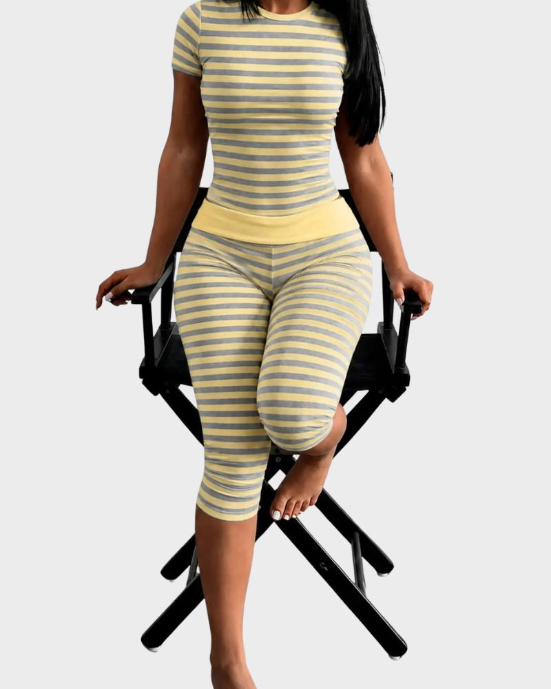 Completo a righe top corto e leggings a pinocchietto