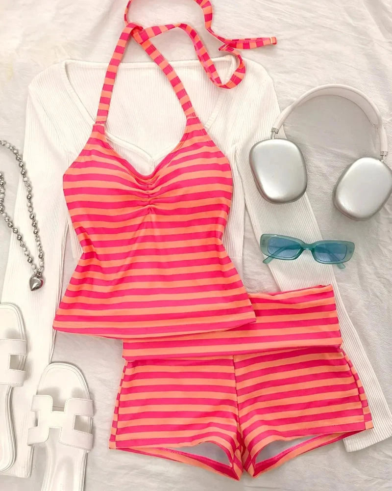 Tankini sportivo a righe con top all'americana e pantaloncino